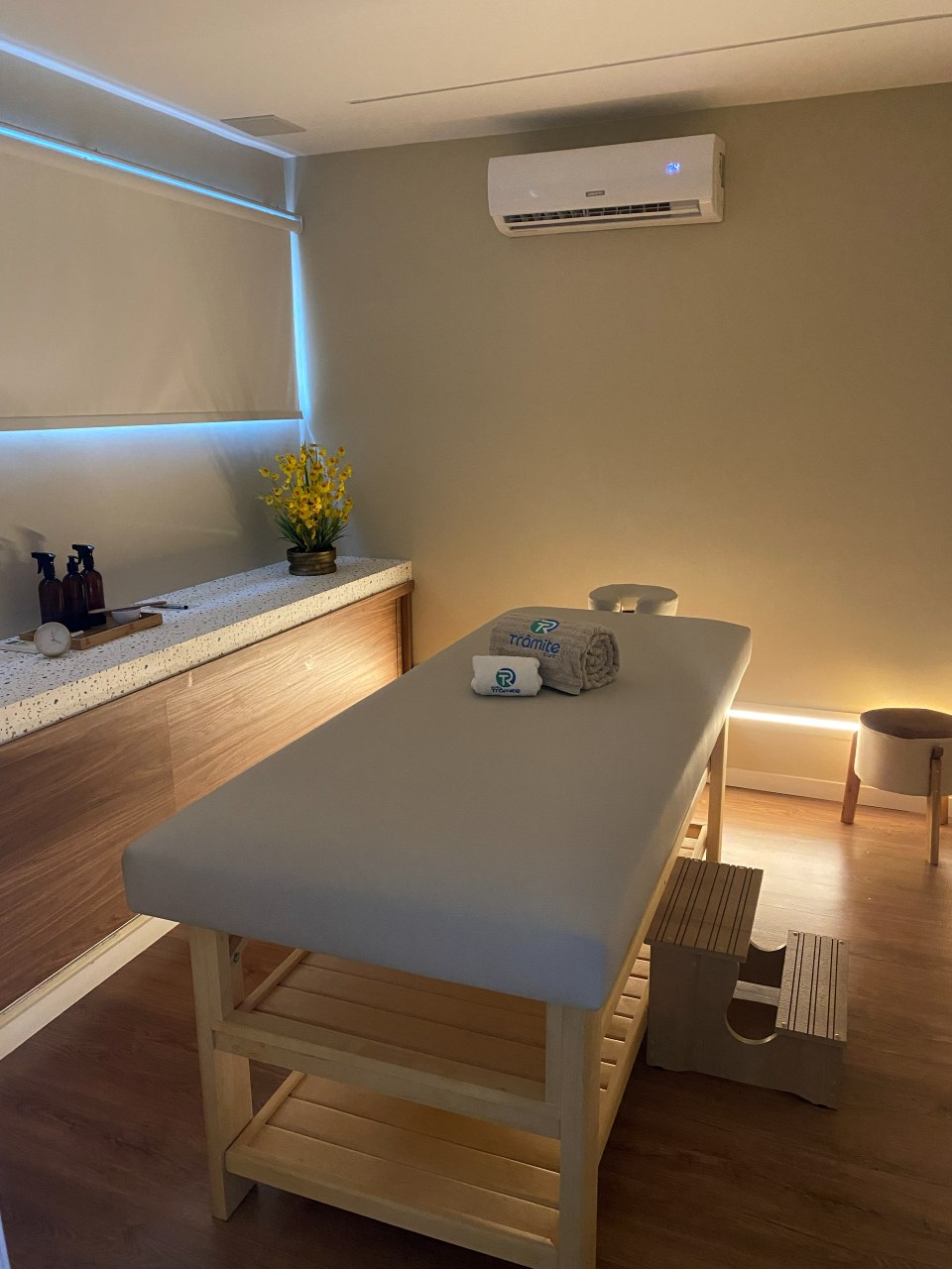 Sala de massagem da Unidade Leblon com maca e toalhas Trâmite Care