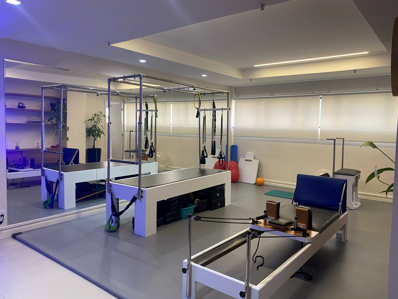 Estúdio de Pilates da Unidade Leblon com aparelhos Cadillac, Reformer e parede espelhada