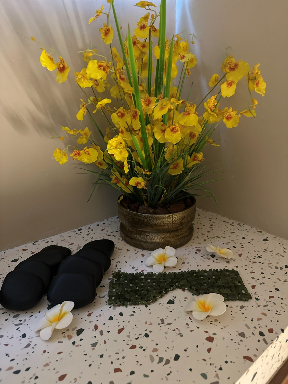Pedras quentes e flores preparadas para ritual de Terapia SPA